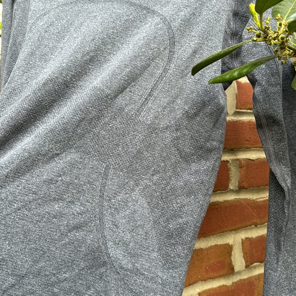 Lululemon Swiftly Tech Long-Sleeve Shirt Gray with Thumb Keyhole - Size 8 - Picture 6 of 14